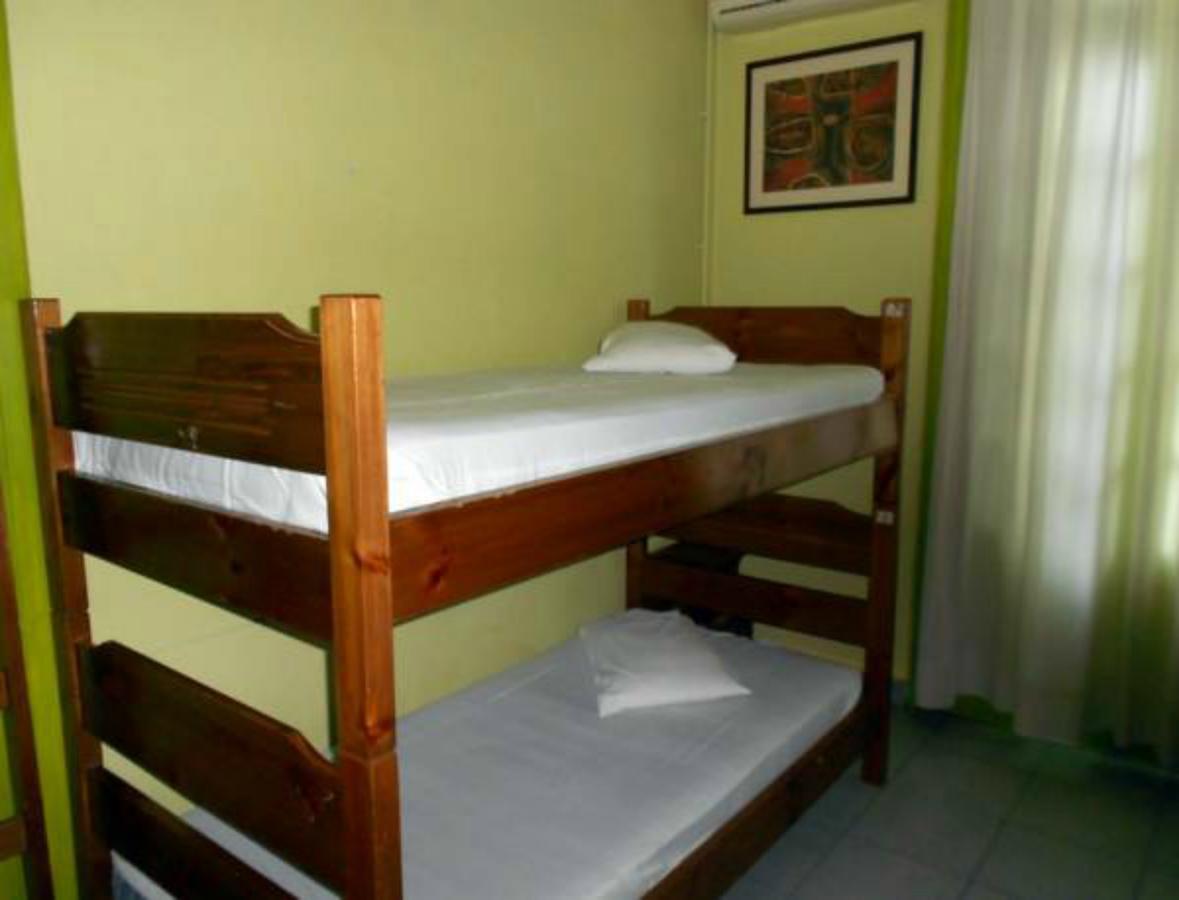 Bett im Vierbettzimmer mit Gemeinschaftsdusche